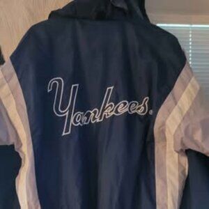 New York Yankees Starter Light Weight wind / rain Jacket - Size Medium